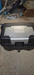 Topkoffer, Motoren, Ophalen