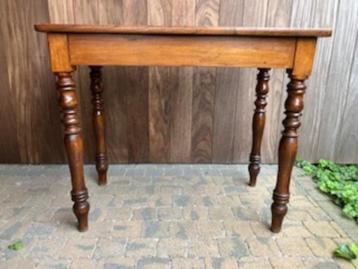 Vintage tafel massief hout beschikbaar voor biedingen