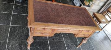 Antieke bureau  beschikbaar voor biedingen