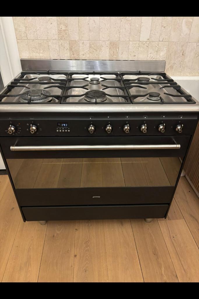 Magnifique cuisinière à gaz SMEG à 6 brûleurs noir/anthracit, Electroménager, Cuisinières, Enlèvement