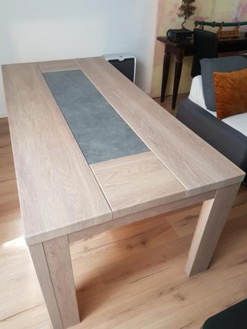 Eettafel massief met lengte 190 cm en hoogte  76 cm beschikbaar voor biedingen