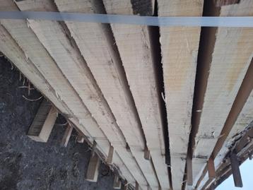 Houten balken en houten planken beschikbaar voor biedingen