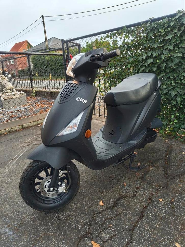 ‼️MOET SNEL WEG‼️B-klasse brommer - 2021 - zip, Fietsen en Brommers, Scooters | Vespa, Zo goed als nieuw, Ophalen