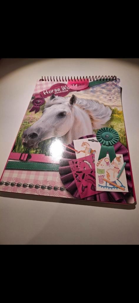 Sketchboek 'Horse World' by Canenco, Boeken, Kinderboeken | Jeugd | 13 jaar en ouder, Zo goed als nieuw, Ophalen