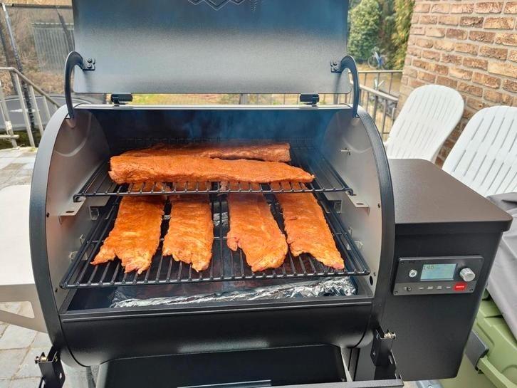 Traeger Ironwood 650 + Meer., Tuin en Terras, Houtskoolbarbecues, Gebruikt, Met accessoires, Ophalen