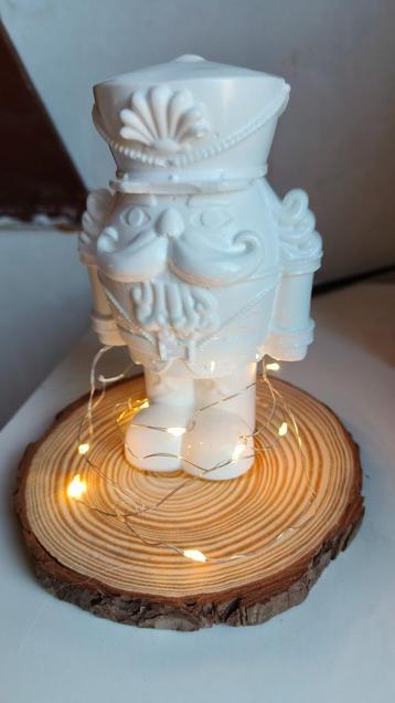 Kerstdecoratie: handgemaakte notenkraker, met lichtjes  beschikbaar voor biedingen