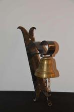 Decoratieve muurbel, Ophalen