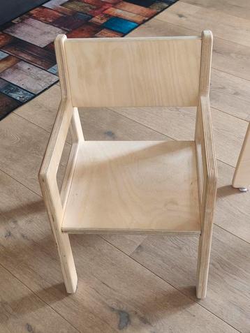 Kinderstoel en kindertafel beschikbaar voor biedingen