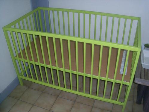 Heel mooi lime groen kinderbed, Kinderen en Baby's, Babywiegjes en Ledikanten, Zo goed als nieuw, Ledikant, Ophalen