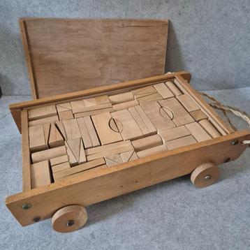 Blokkenkar met houten blokken en deksel beschikbaar voor biedingen