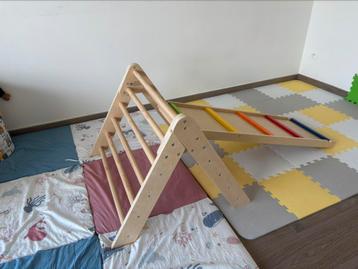 Houten klimdriehoek met glijbaan Montessori beschikbaar voor biedingen