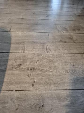 laminaatrest +/- 14m² incl. plinten en ondervloer beschikbaar voor biedingen