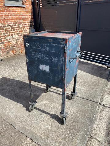 Industriel : armoire à roulettes métallique ancienne beschikbaar voor biedingen
