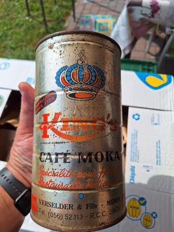 oude koffiebox, van het merk „King's Café Moka”. beschikbaar voor biedingen