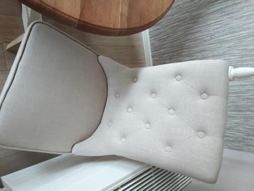 4 landelijke stoelen beschikbaar voor biedingen