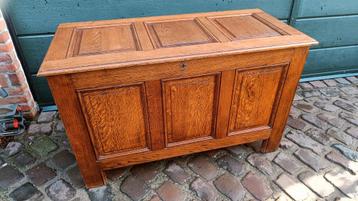 Massief eiken (?) houten dekenkist beschikbaar voor biedingen