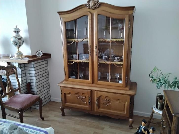 Vitrinekast (zilverkast) in notenlaar (izgst], Huis en Inrichting, Kasten | Vitrinekasten, Zo goed als nieuw, Glas, Ophalen