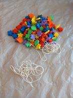Foam rijgkralen bloemetjes met touwtjes, in zeer goede staat, Kinderen en Baby's, Ophalen of Verzenden, Zo goed als nieuw, Knutselen