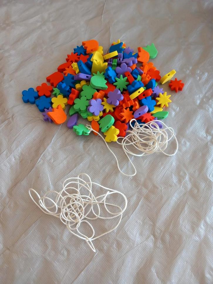 Foam rijgkralen bloemetjes met touwtjes, in zeer goede staat, Kinderen en Baby's, Speelgoed | Educatief en Creatief, Zo goed als nieuw