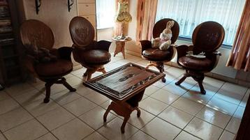 koloniale stoelen en tafel beschikbaar voor biedingen