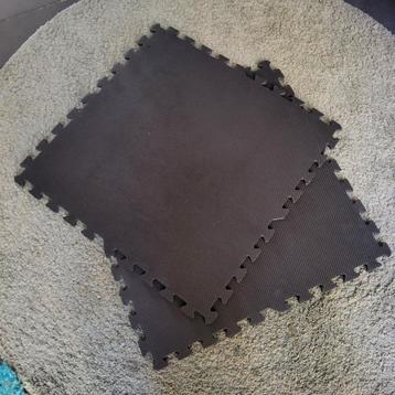Rubberen puzzelmatten zwart 61 x 61 x1 cm, 4 stuks per pak beschikbaar voor biedingen