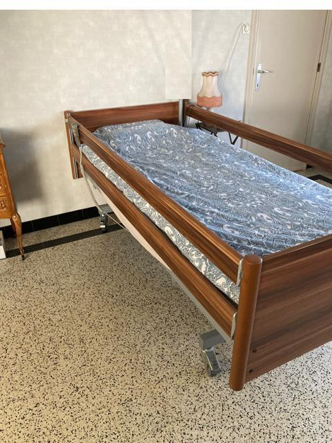 Zorgbed - ziekenhuisbed 90 x 200 met zorgmatras., Huis en Inrichting, Slaapkamer | Bedden, Zo goed als nieuw, Ophalen