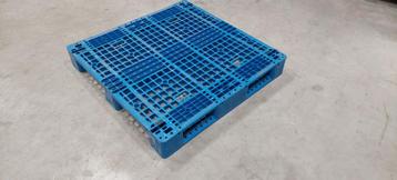 Kunststof paletten 109x109cm beschikbaar voor biedingen