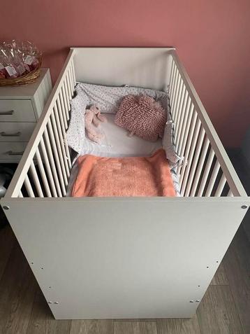 Babybed met matras en bedbumer als NIEUW  beschikbaar voor biedingen