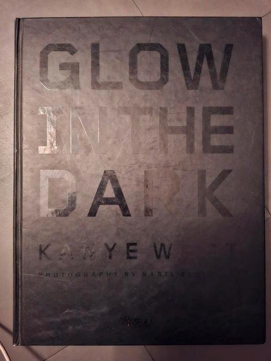 Kanye West Glow in the dark, Livres, Musique, Comme neuf, Enlèvement ou Envoi