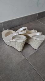 Elegante parelbeige sleehakken, Ophalen, Wit, Overige typen, Zo goed als nieuw