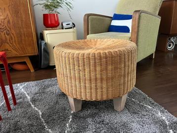Rotan poef/ kruk beschikbaar voor biedingen