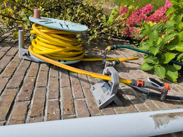 DÉVIDOIR MURAL GARDENA AVEC TUYAU D'ARROSAGE 25 m de diamètr, Bricolage & Construction, Matériel de nettoyage, Comme neuf, Enlèvement ou Envoi