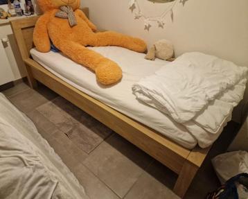 Grenen bed met lattenbodem en propere matras beschikbaar voor biedingen