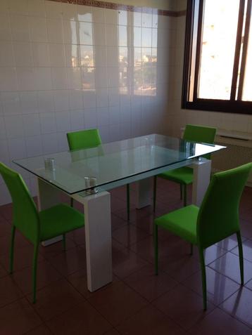 Tafel met massief wit houten frame en gehard glas beschikbaar voor biedingen