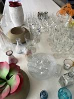 3 dozen met decoratief glaswerk en drinkglazen, Antiek en Kunst, Ophalen