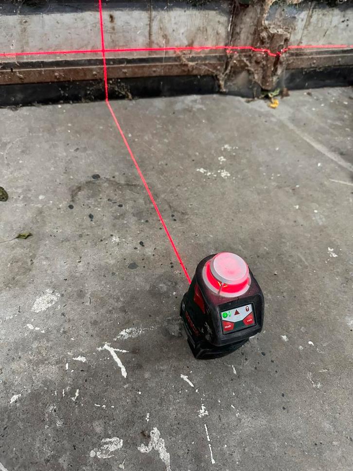 Bosch PLL 360 kruislijnlaser, Doe-het-zelf en Bouw, Meetapparatuur, Gebruikt, Overige meters, Ophalen of Verzenden