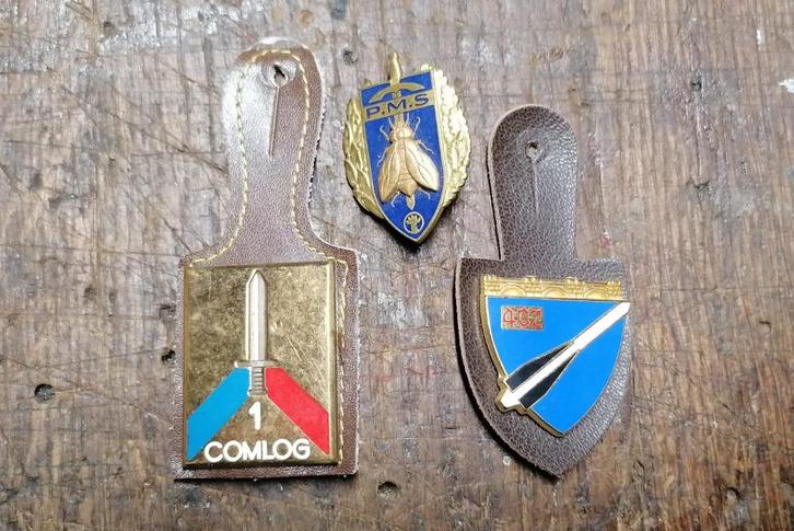 Comlog PMS 402 militaire artillerie-insigne, Verzamelen, Militaria | Algemeen, Verzenden