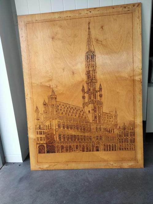 BRUSSEL Stadhuispyrografie op hout 94 x 69 cm, Antiek en Kunst, Curiosa en Brocante, Ophalen of Verzenden