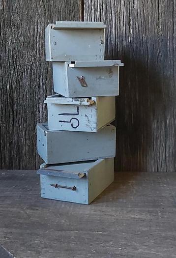 5 oude blauw grijze houten (gereedschaps) schuifjes/ lades beschikbaar voor biedingen