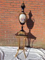 Porselein limoge vas en tafeltje, Ophalen