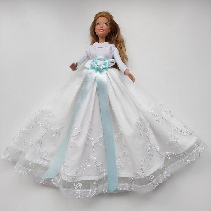 Heel mooie barbie trouwjurk lange mouwen, Kinderen en Baby's, Speelgoed | Poppen, Zo goed als nieuw, Barbie, Ophalen of Verzenden