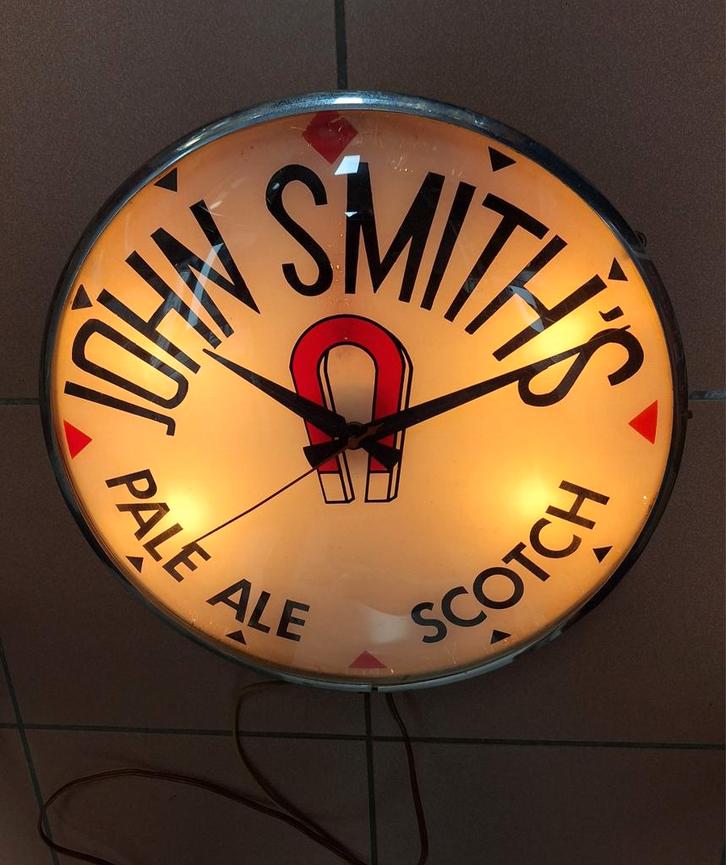 Vintage licht reclame klok John Smith's Pale Ale, Verzamelen, Merken en Reclamevoorwerpen, Gebruikt, Lichtbak of (neon) lamp, Ophalen of Verzenden