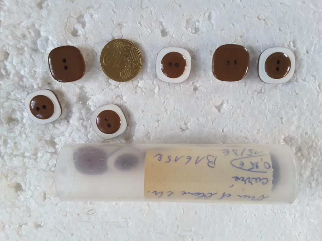 knopen 16 mm vierkant bruin en wit 2 gaten B16152, Ophalen of Verzenden, Nieuw, Knoop of Knopen