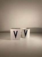 Tasse en porcelaine avec lettre V - Design Letters par Arne, Ophalen, Nieuw, Overige stijlen, Kop(pen) en/of Schotel(s)