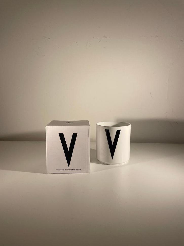 Tasse en porcelaine avec lettre V - Design Letters par Arne, Huis en Inrichting, Keuken | Servies, Nieuw, Kop(pen) en/of Schotel(s)