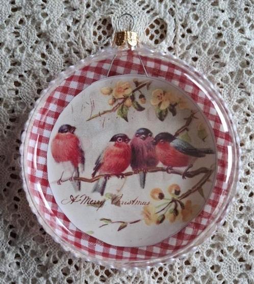 Glazen kerstbal, vogel afbeelding, rood /wit geruite stof, Diversen, Kerst, Gebruikt, Ophalen of Verzenden