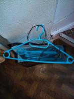 Une vingtaine de cintres bleu en plastique à donner, Kleding | Dames, Kledinghangers, Ophalen, Kunststof