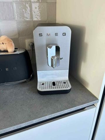 De SMEG Bean to Cup volautomatische koffiemachine BCC13 beschikbaar voor biedingen