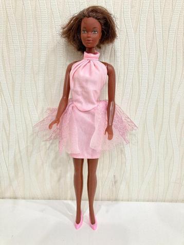 oude barbie CARA met vintage feestjurkje en schoentjes beschikbaar voor biedingen