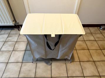 Driedelige beige wasmand van Wenko beschikbaar voor biedingen